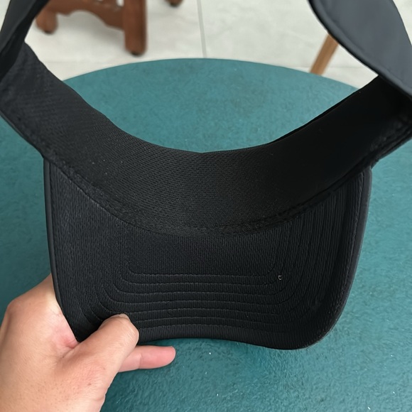 TAYLOR MADE VISOR BLACK - BRAND NEW - Picture 3 of 4